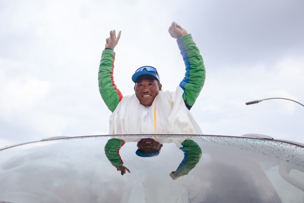Kami Rita Sherpa, eroul Everestului, atinge pentru a 31-a oară recordul mondial de ascensiuni pe cel mai înalt vârf din lume.
