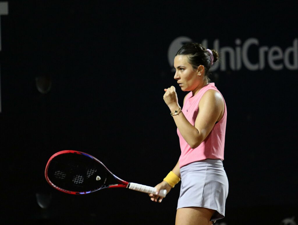 Victorie Impresionantă Împotriva Sierra Solana și Duel cu Laura Siegemund