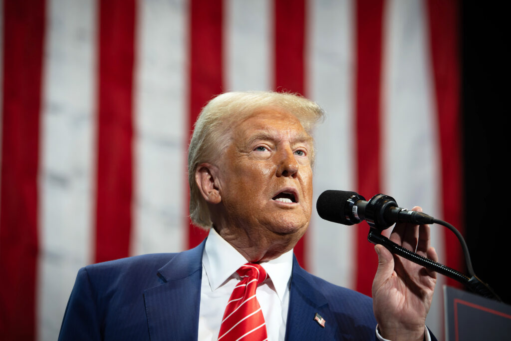 Reacții prompte la avertismentul lui Trump, de creștere cu 50% a taxelor vamale pentru produsele europene