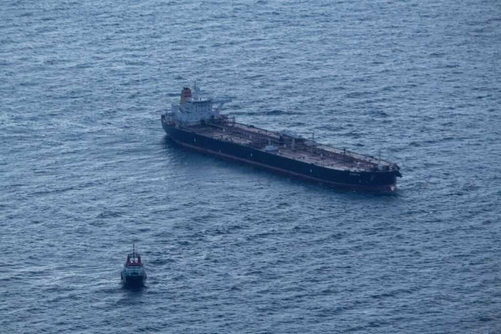 Alertă pe mare: Un petrolier din „flota fantomă” a Rusiei escortat de forțele Estoniei