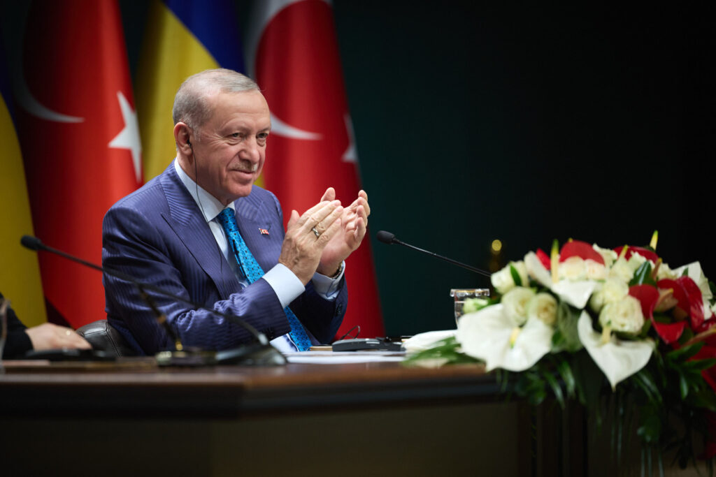 Erdogan i-a transmis lui Putin că Turcia e pregătită să găzduiască negocieri de pace între Rusia și Ucraina