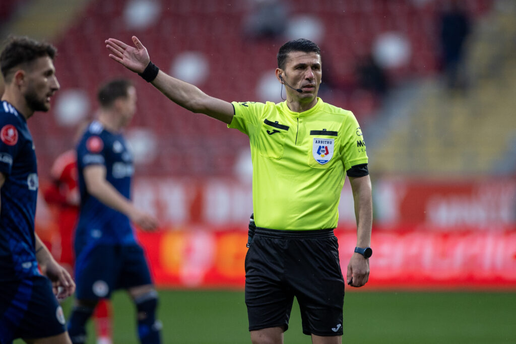 Marcel Bîrsan va arbitra „derbiul” clujean din Superligă