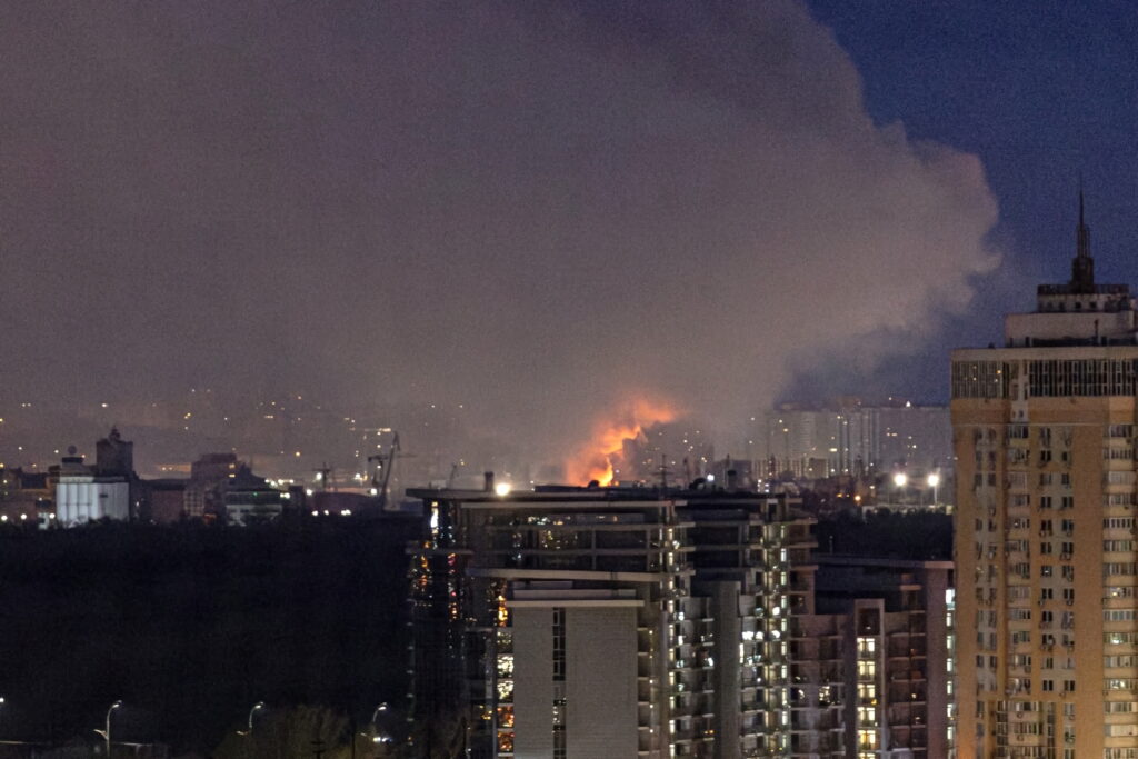 Franța sporește producția de bombe AASM pentru Kiev, atacuri cu drone rusești devastatoare, provocând pagube în capitală. Zelenski continuă discuțiile diplomatice în Europa.