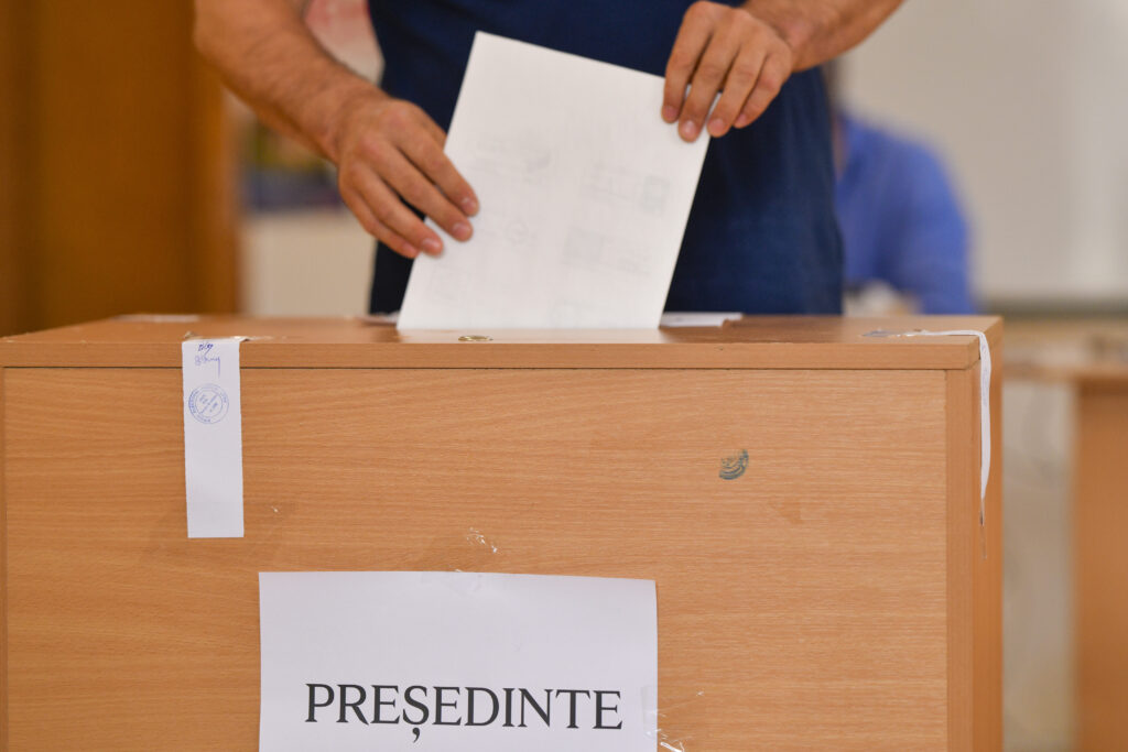 18.979 de secții de votare deschise în țară și 965 în străinătate!