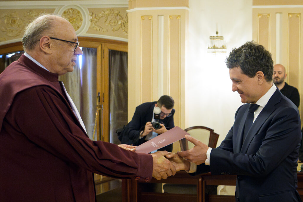 Importanța jurământului pentru democrația românească în Parlamentul României