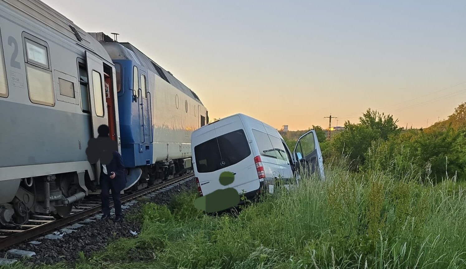 Accident între un tren și un microbuz cu 11 persoane Accident între un tren și un microbuz cu 11 persoane