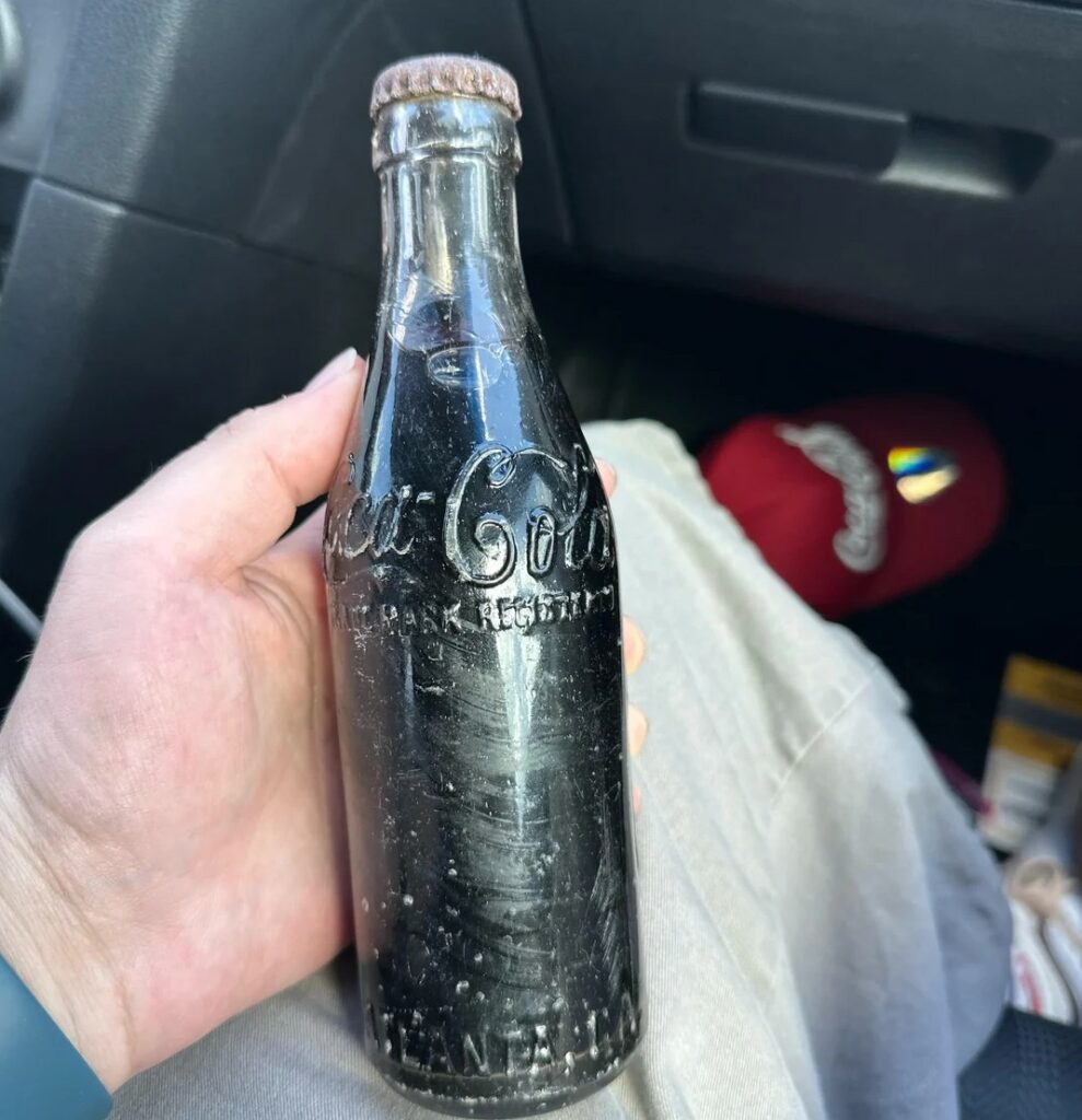 O sticlă rară de Coca-Cola, posibil de la mijlocul anilor 1800, descoperită de un colecționar, într-un anticariat 
