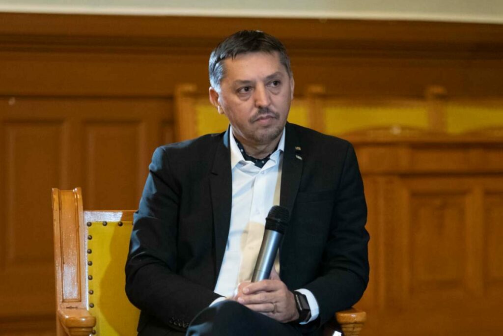 Ministrul Educației aprobă ordinul butonului roșu pentru siguranța anonimă în școli: raportarea problemelor de violență și abateri școlare.