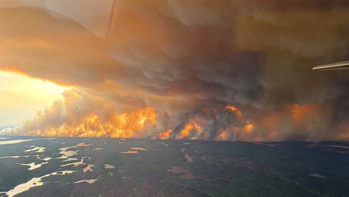 Evacuări masive în Manitoba, Canada, din cauza incendiilor de vegetaţie