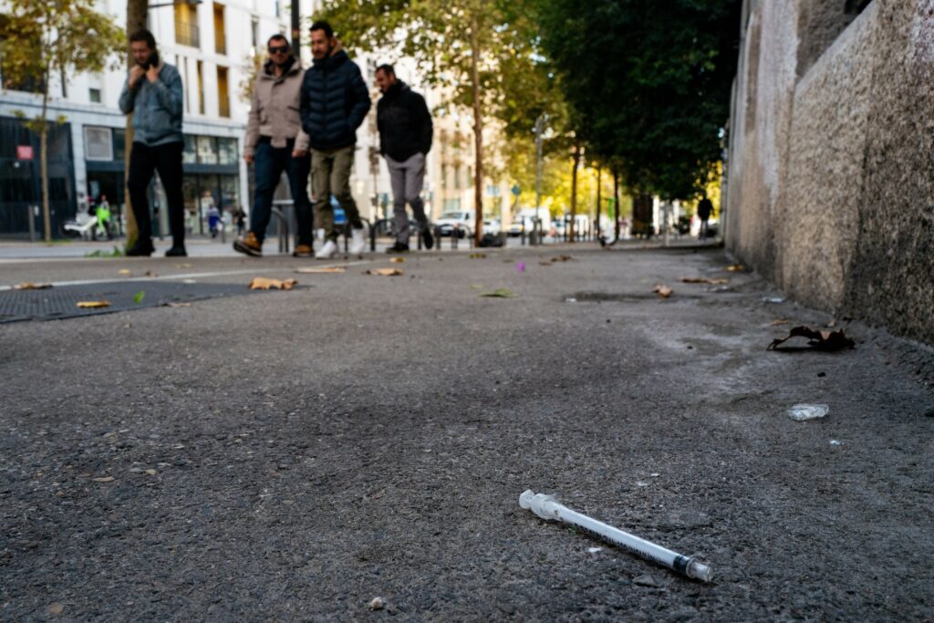 Rețea de traficanți de droguri sintetice vândute într-o proprietate de lux din Franța, destructurată