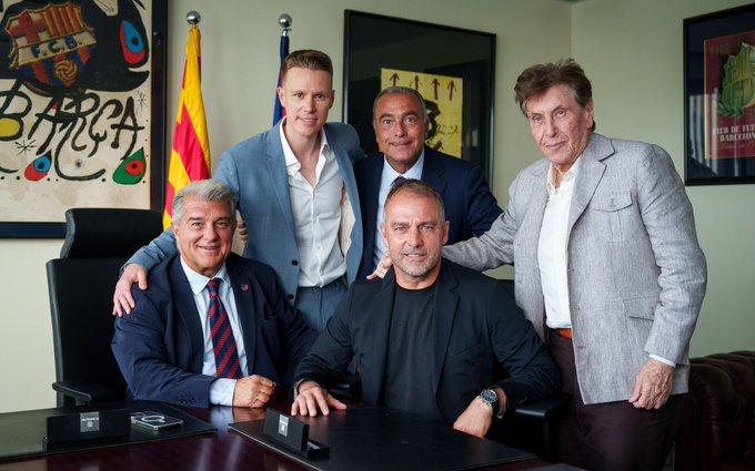 Antrenorul Hansi Flick şi-a prelungit contractul cu FC Barcelona până în 2027