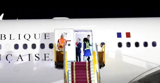 O înregistrare video care îl arată pe Emmanuel Macron fiind lovit peste față de soția sa a devenit rapid viral în mediul online / Reacția Administrației Prezidențiale