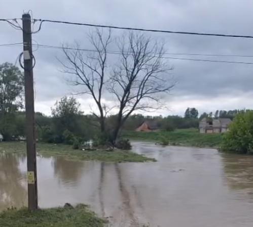 Inundații în Covasna: peste 20 de case afectate, străzi închise și terenuri agricole sub apă