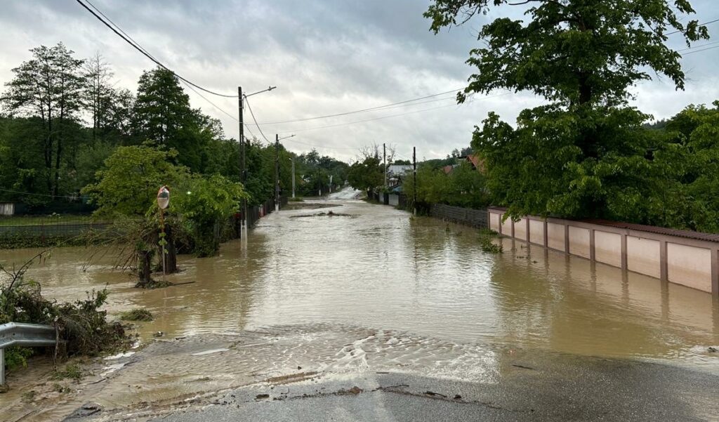 Sute de persoane evacuate și mai multe drumuri și căi ferate afectate în urma condițiilor meteo