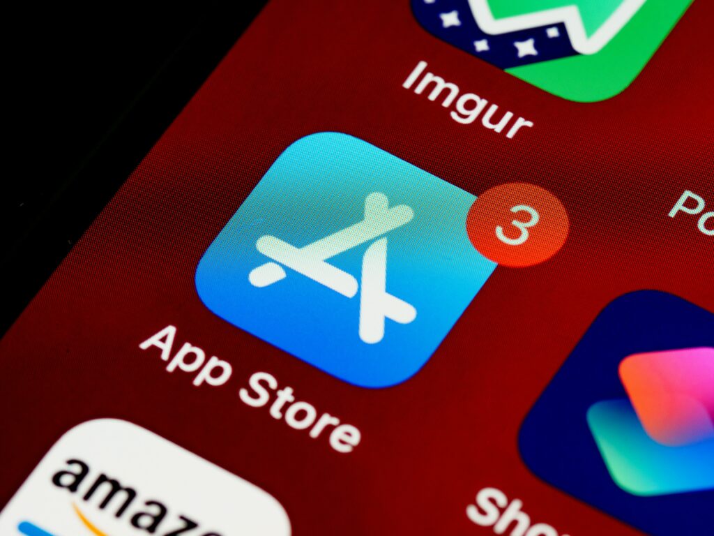 Marea Britanie vrea reguli noi pentru Apple și Google. Dezvoltatorii ar putea ocoli comisioanele din App Store și Play Store