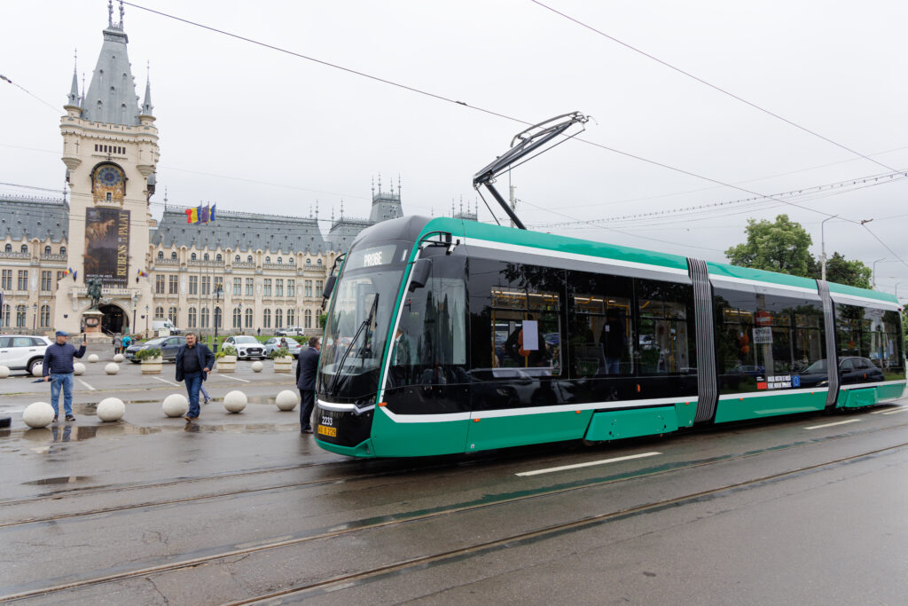 Primul tramvai Bozankaya, parte din investiția de 140 milioane lei în transport ecologic, a sosit la Iași, îmbunătățind transportul urban cu emisii zero.