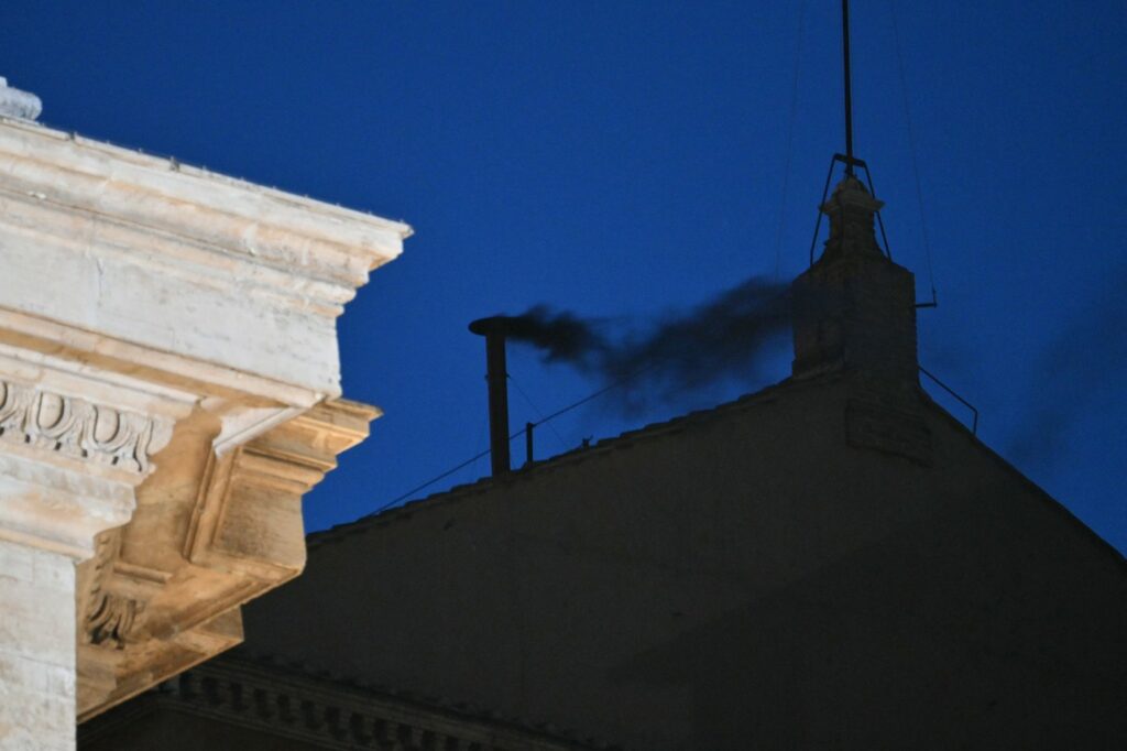 Fumul Negru de la Vatican și Procesul Alegerea unui Nou Papă în Catolicism.