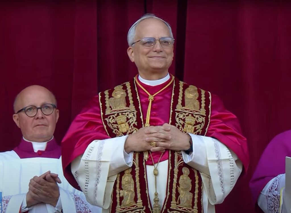 Primul suveran pontif american salută mulțimea de pe balconul Bazilicii Sfântul Petru.
