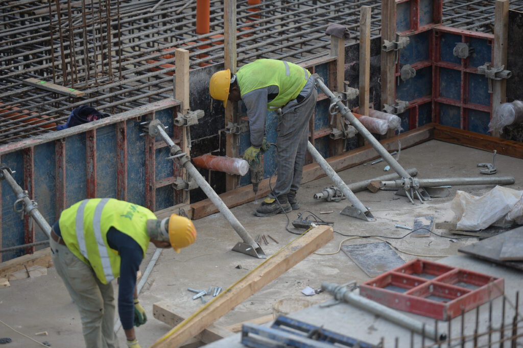 Zece nepalezi lucrau ilegal la o firmă de construcţii din Cluj. Ar fi ajuns ilegal în țară