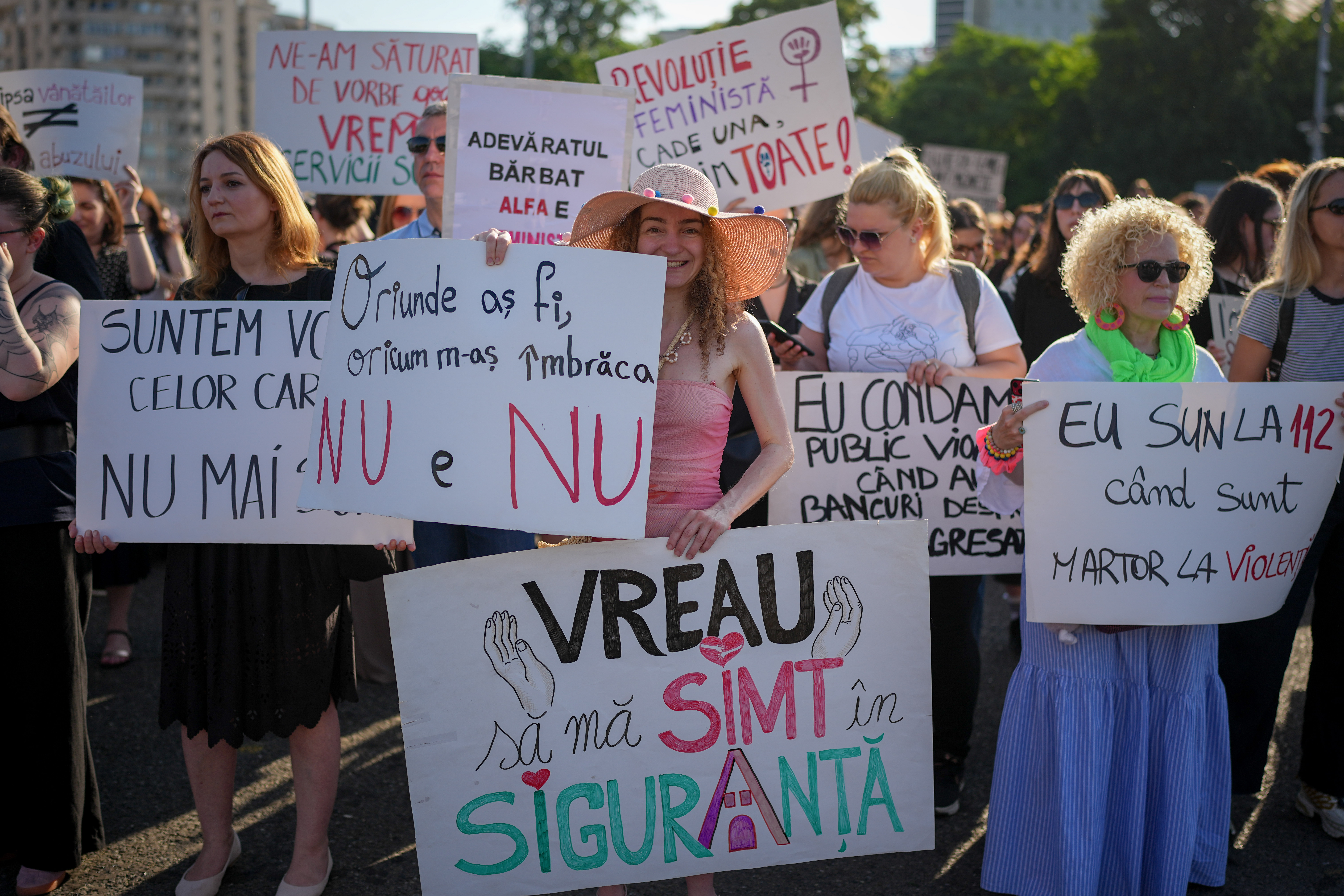 Câteva mii de persoane participă la protestul din Piața Victoriei împotriva  violenței asupra femeilor
