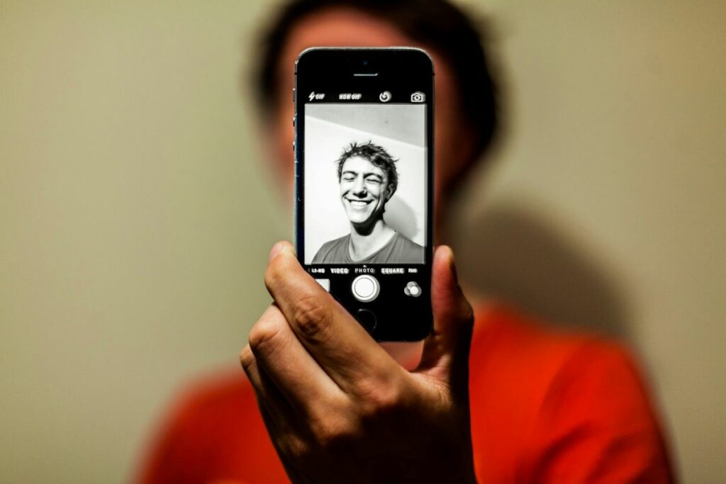 Legătura dintre selfie-uri și frica de moarte. Ce spun psihologii despre felul în care ne pozăm