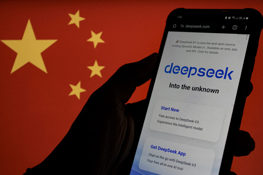 Conflictul tehnologic dintre SUA și China se intensifică. O platformă de inteligență artificială, interzisă în instituțiile americane