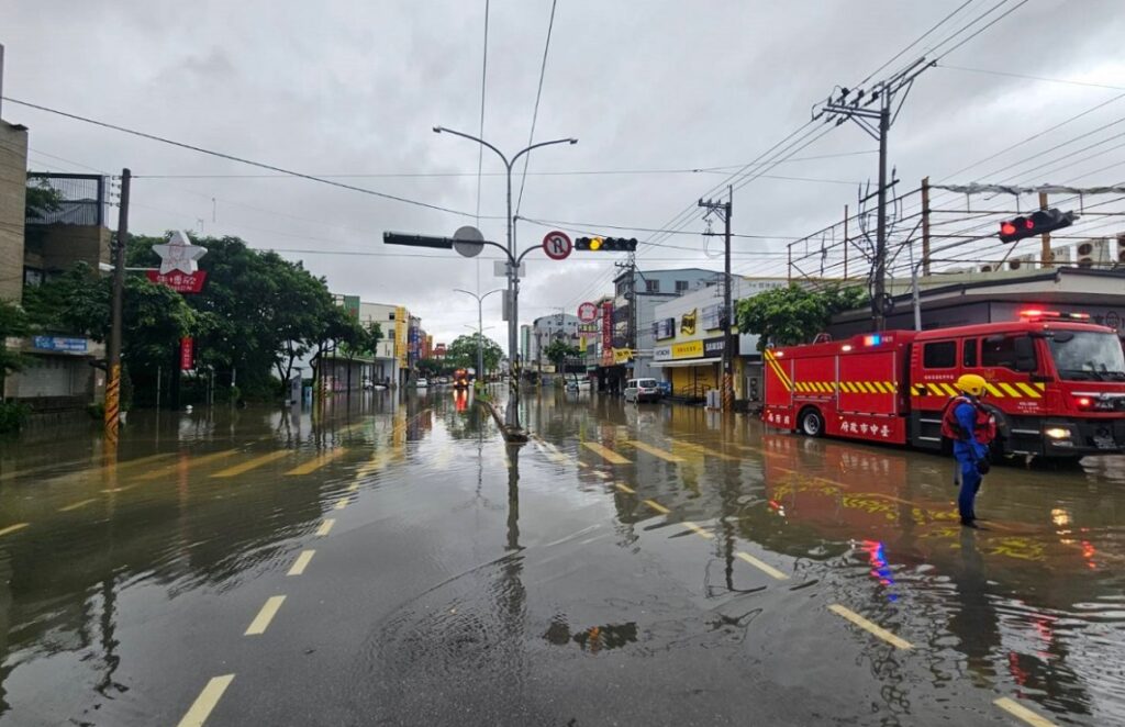 Taiwanul a început evacuările înainte de aterizarea taifunului Bavi, cel mai puternic care amenință insula din 1995