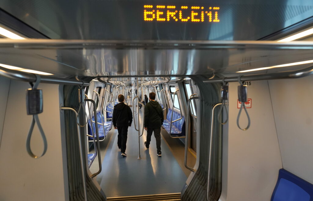 Probleme pe cea mai aglomerată magistrală de metrou. Lider USLM: Pe M2 mai circulăm cu 15 trenuri, față de 23 înainte de pandemie