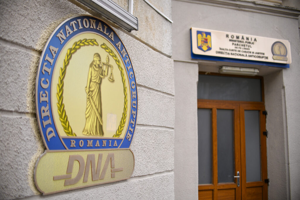 DNA Craiova trimite în judecată polițistul IPJ Olt care cerea 6.000 de euro ca să intervină într-un dosar penal de evaziune fiscală