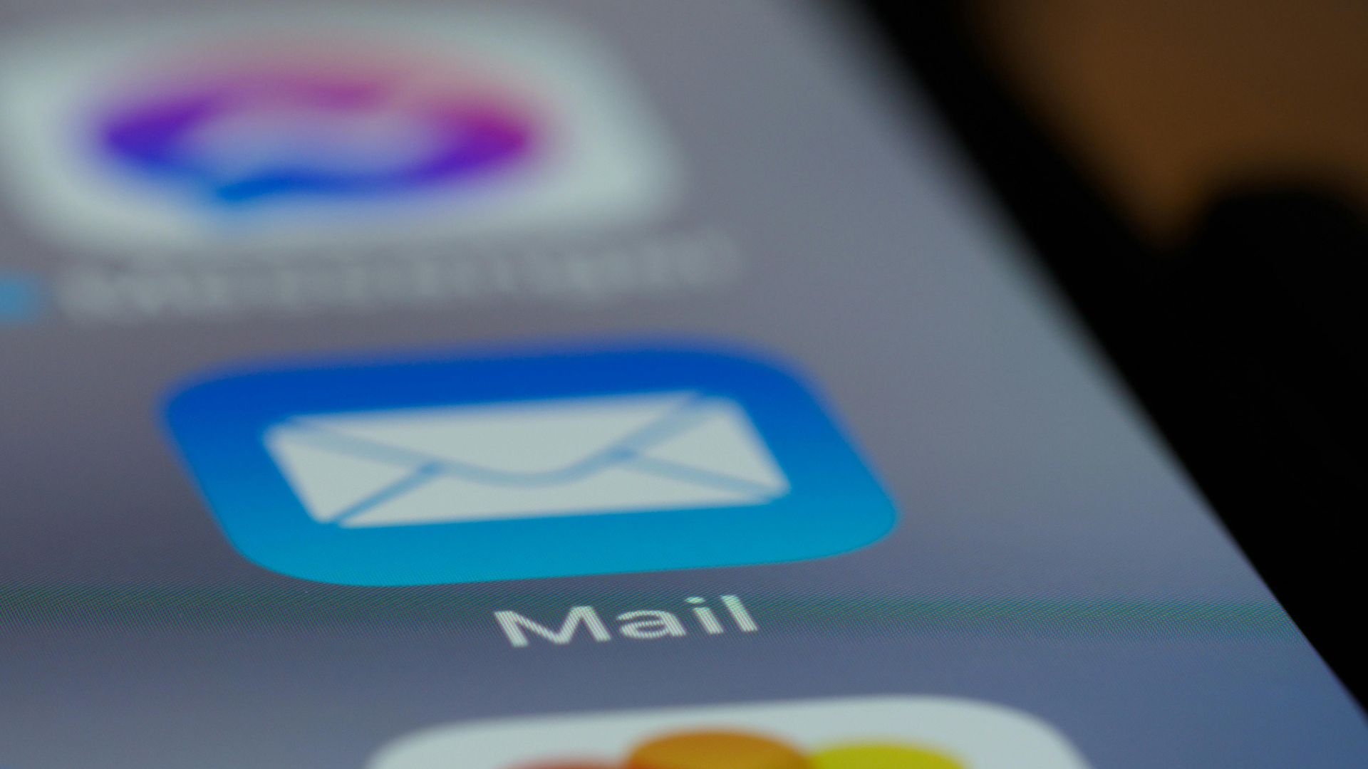 DNSC îi avertizează pe patronii de firme că pot primi emailuri ...