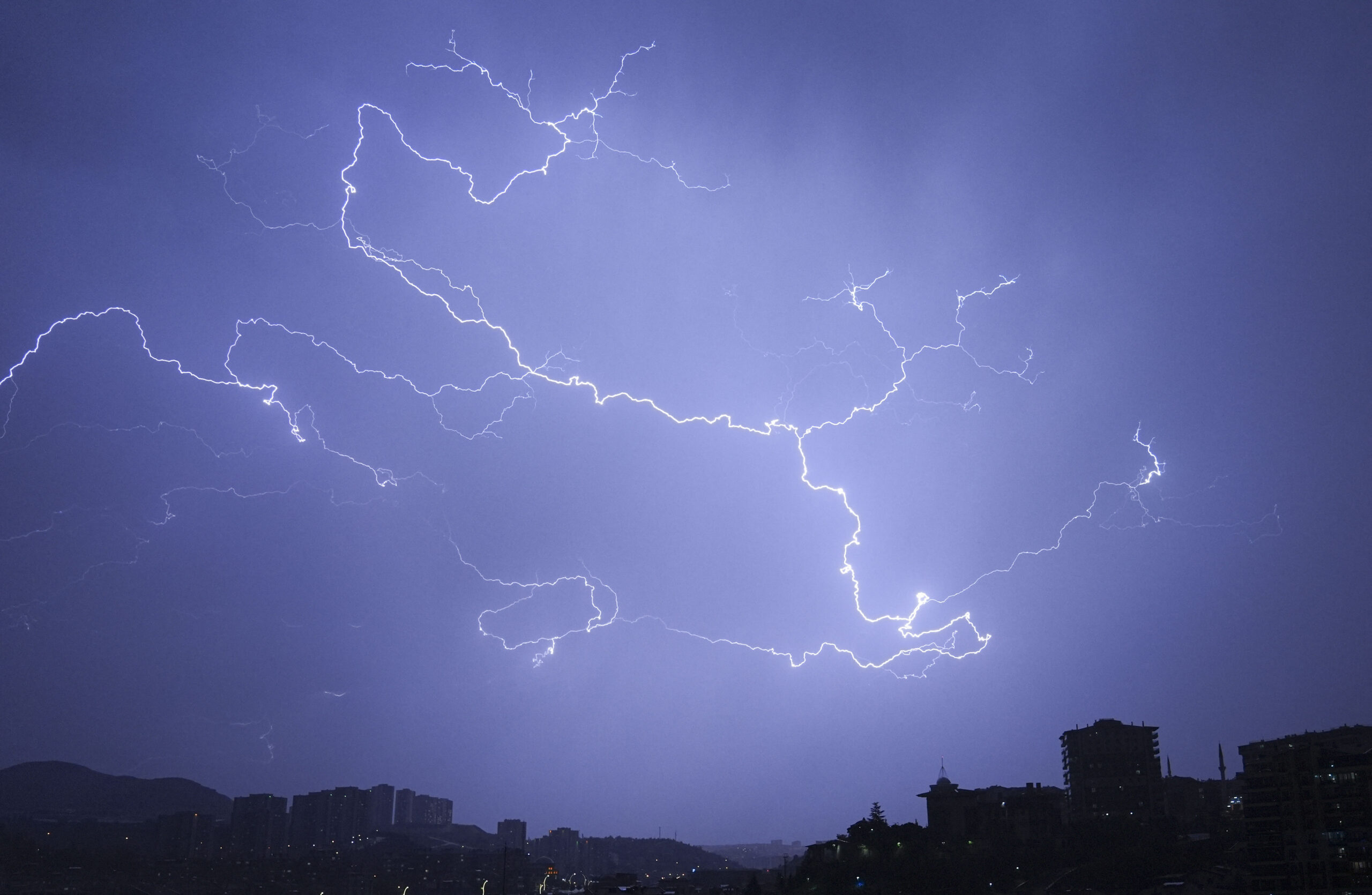 Bucureștiul, lovit de furtuni severe: Cod roșu și pagube extinse