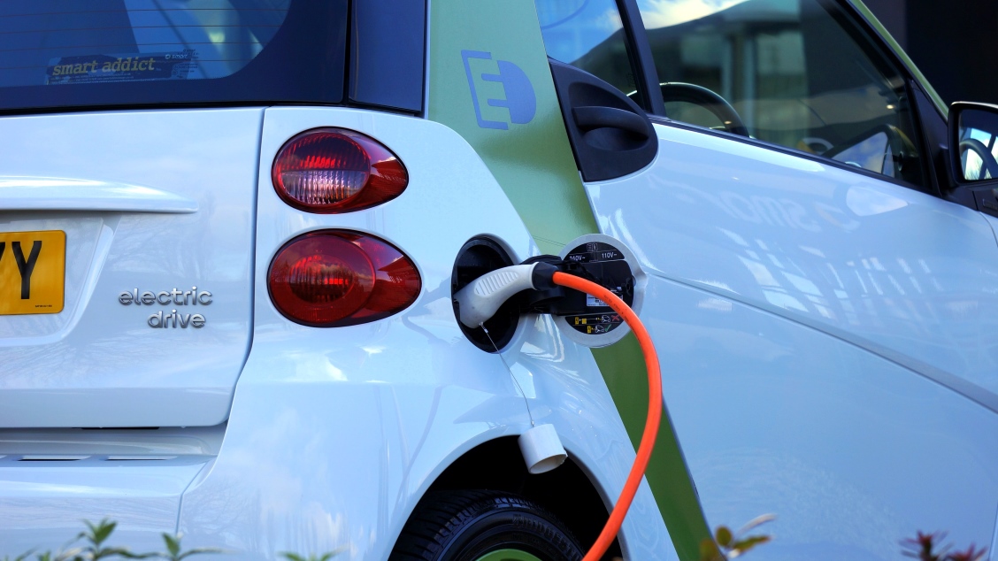 Din 2028, Marea Britanie va taxa mașinile electrice la kilometru. Franța ar putea urma același model