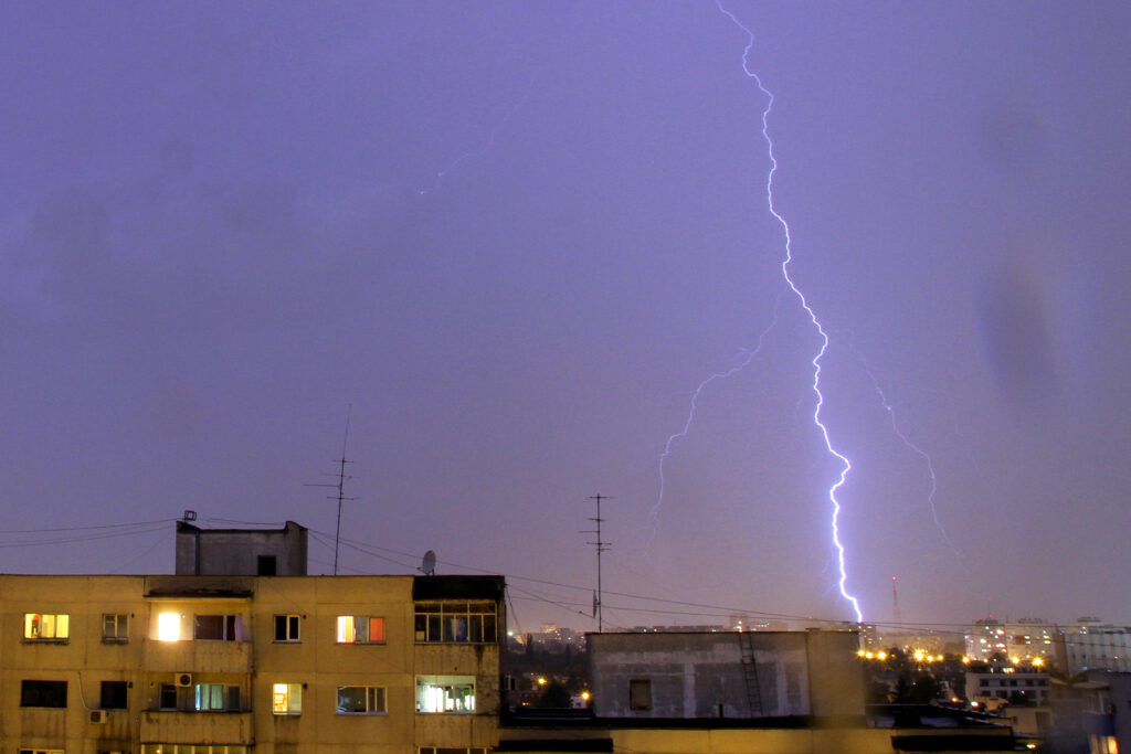 Cod roșu de furtuni în județul Tulcea / Sunt așteptate ploi torențiale și descărcări electrice într-un interval de o oră