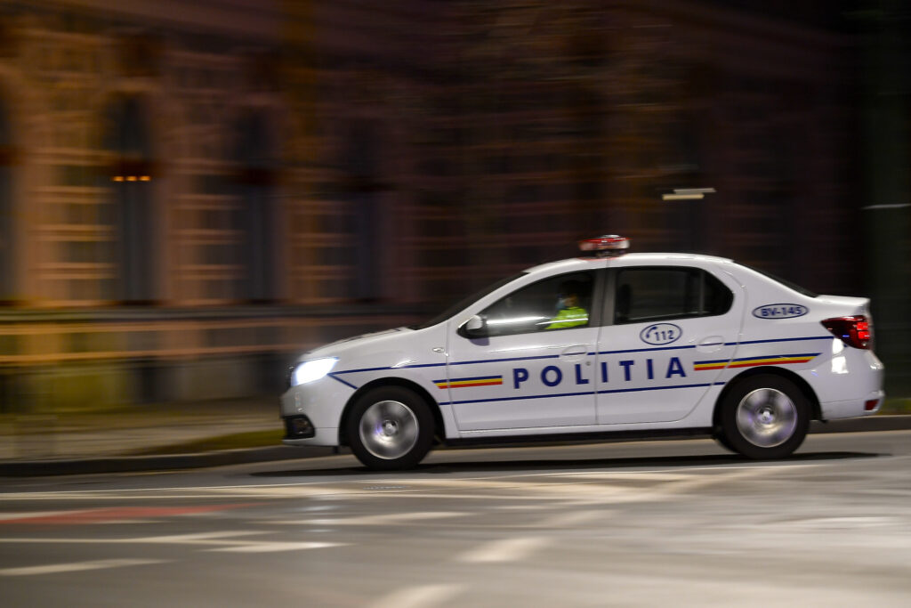 Un bărbat din Sibiu a fost atacat cu săbii și bâte de cinci tineri, dintre care patru sunt minori