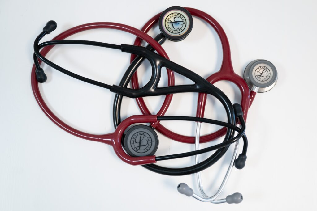 Scandal în sistemul medical: Doi medici, trimiși în judecată după ce ar fi implantat la 185 de pacienți dispozitive cardiace extrase de la cadavre