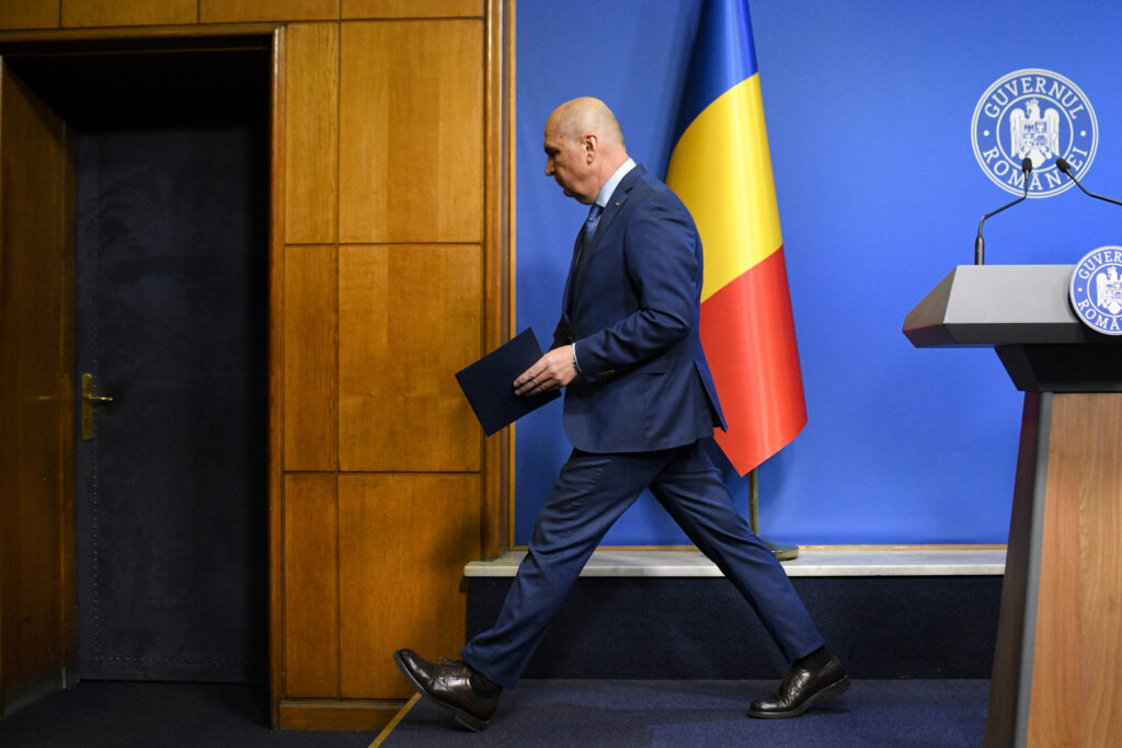 „Luați în considerare să plecați?” Răspunsul lui Bolojan: Să fie înțelepciune și mai puține claxoane
