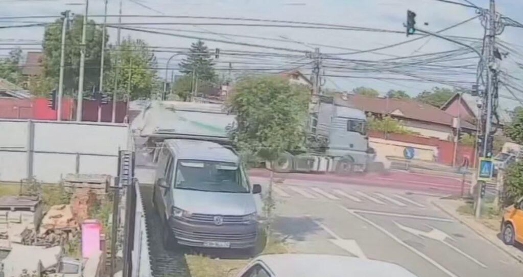Accident grav în Ilfov: TIR lovit de autoturism la semafor