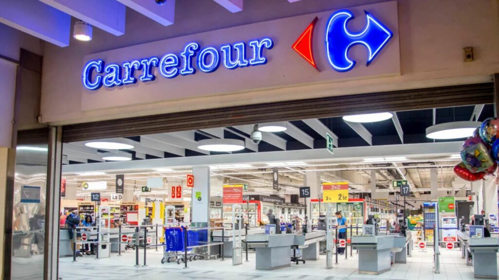 Acțiunile Carrefour s-au prăbușit din cauza protestelor violente din Franța