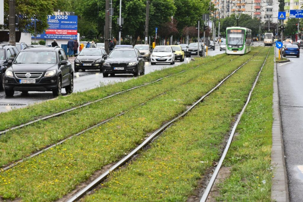 Bucureşti: Un tramvai a deraiat pe Bulevardul Preciziei, după ce a fost lovit de un TIR