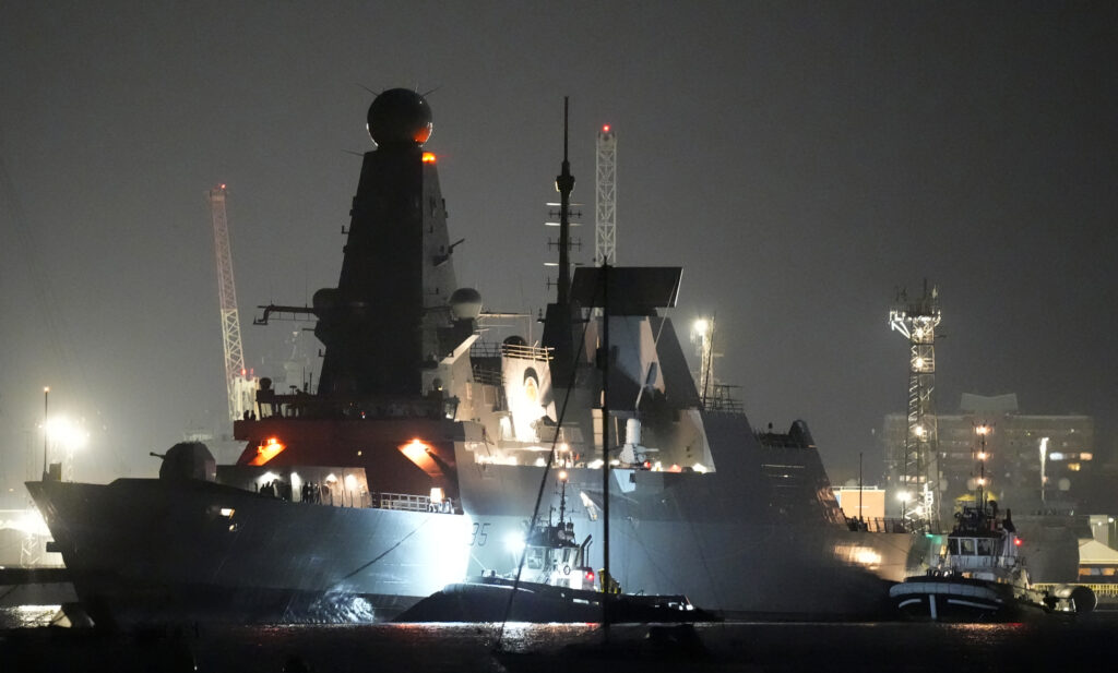 HMS Dragon: Securizarea strâmtorii cu Marina Regală