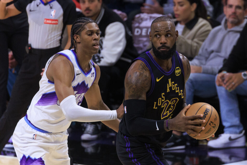 Lakers avansează în playoff-uri după victoria cu Rockets