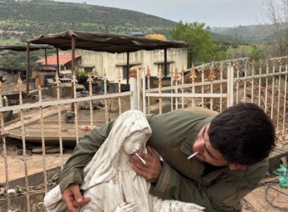 Armata israeliană investighează un soldat fotografiat în timp ce ...