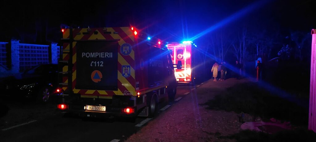 O persoană a dat foc unui apartament situat dintr-un bloc din Petroșani. Zeci de persoane, evacuate în timpul nopții