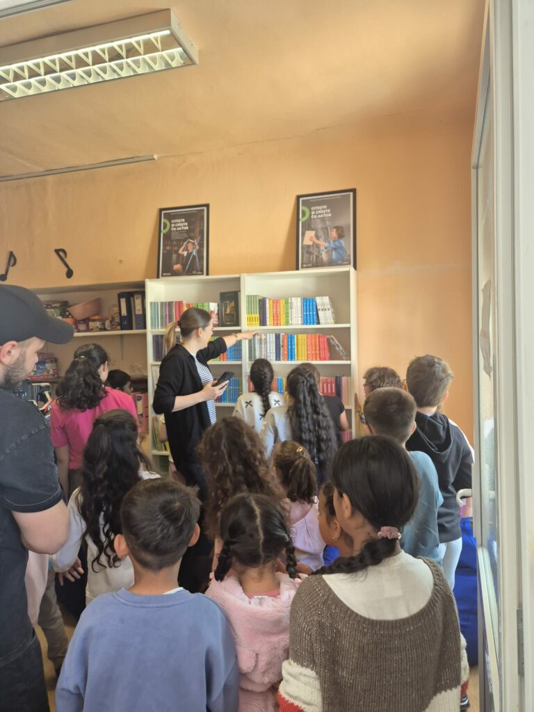 O donație de cărți a adus bucurie pentru 1.300 de copii din trei școli din Augustin, Homorod și Rupea
