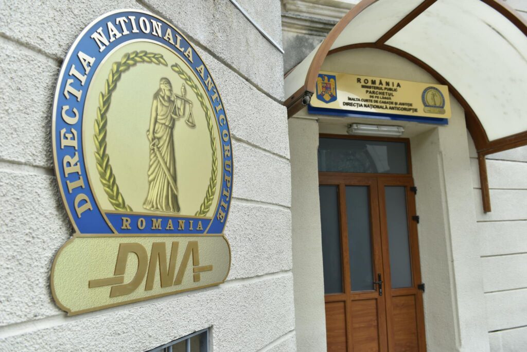 Contabila MAE care a plătit salarii fictive de 1,6 milioane de euro iubitului ei timp de 16 ani intră, bună voie, 3 ani și 1 lună în pușcărie. Povestea acordului de recunoaștere a vinovăției, realizat, în premieră, de DNA