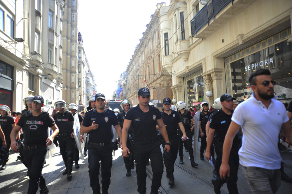 Poliția turcă a reținut cel puțin 50 de persoane la marșul Pride de la Istanbul