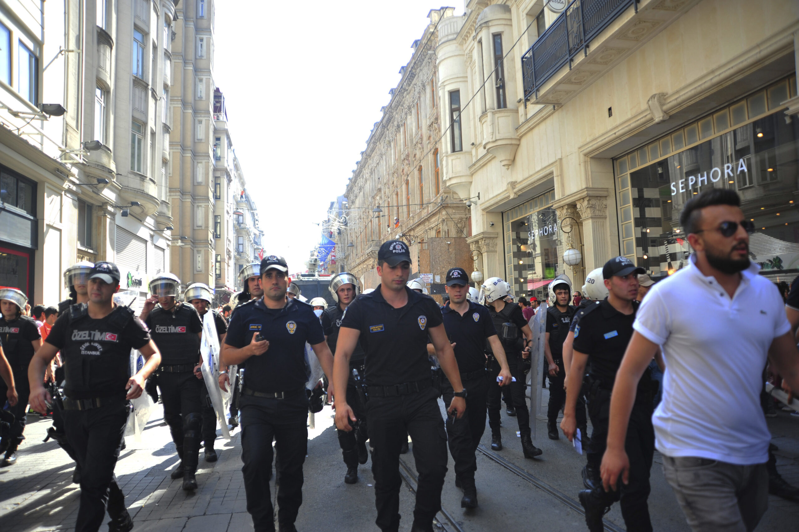 Poliția turcă reține 50 de persoane la marșul Pride