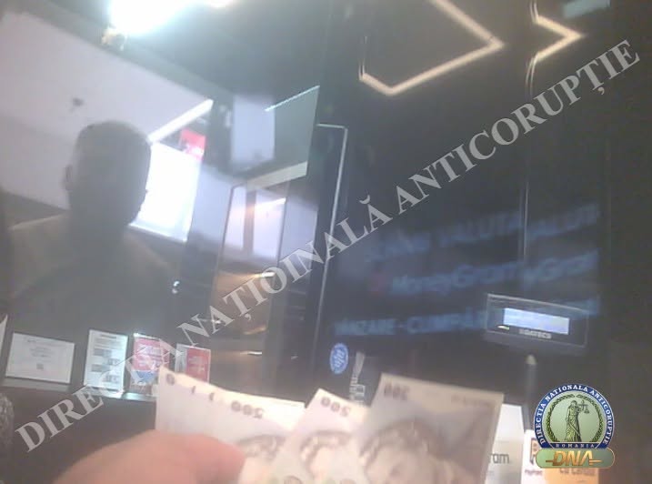 Comisar șef al IPJ Buzău, prins în flagrant de DNA cu luare de mită. Schimba mita la casa de schimb valutar. Arestare dispusă de Tribunalul București
