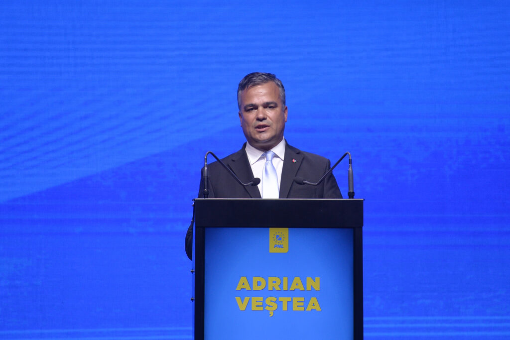 Singurele partide care își contestă proprii premieri: PNL, pe urmele PSD. Paradoxul răfuielilor politice interne în România