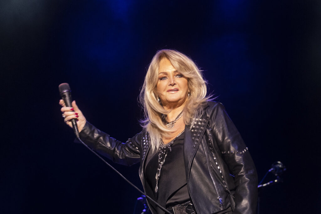 Cântăreața Bonnie Tyler a ieșit din coma indusă, dar e în continuare în stare gravă
